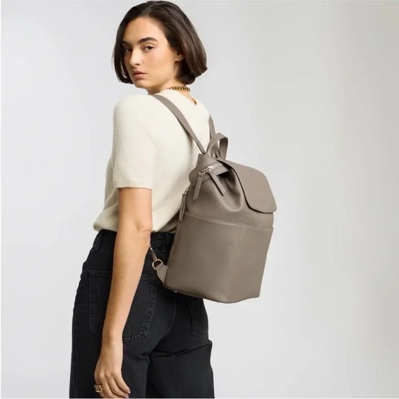 Mina Baie Kinney Backpack Vegan Full in Sand - Picture 5 of 16